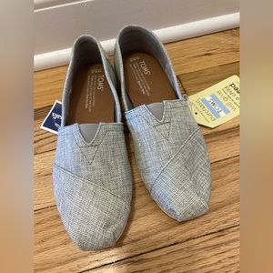 TOMS - NWT - Silver Grey Classic Toms, Size 6.5